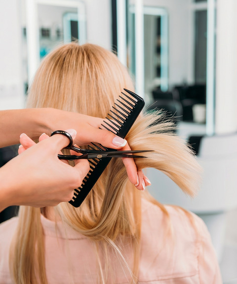 Coiffeuse en plein brushing
